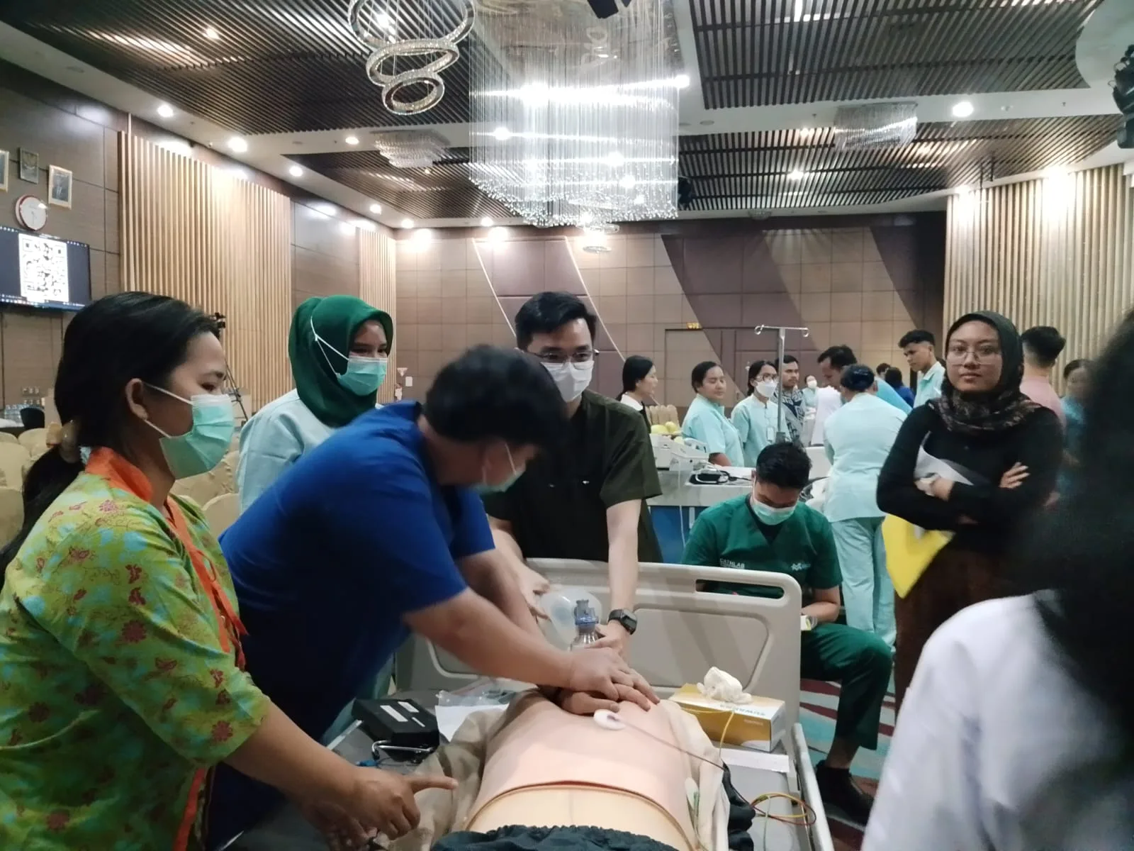 Pelatihan Bantuan Hidup Lanjut & Code Blue